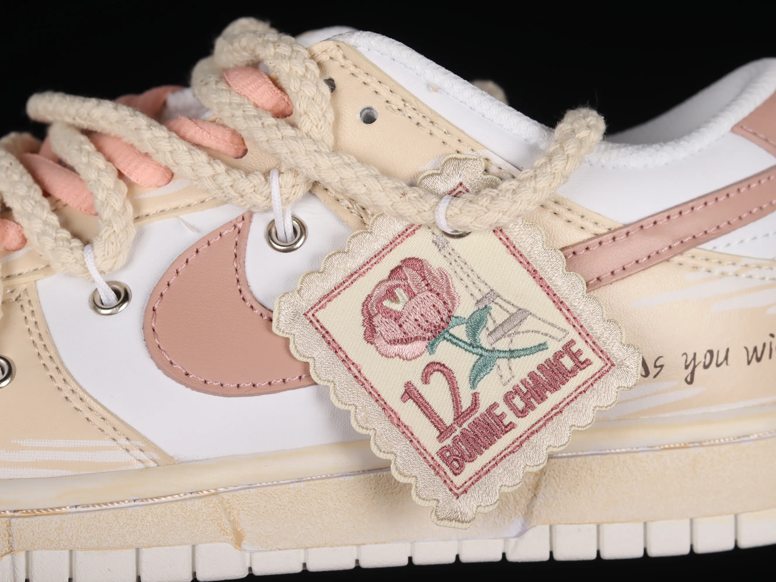 All categories Nk SB Dunk series Nk SB Dunk Low low-top sneakers Nk Dunk Low ESS customized version Vibe style distressed oxidation deconstructed rose cloth patch low-top casual sneakers DH9765-100